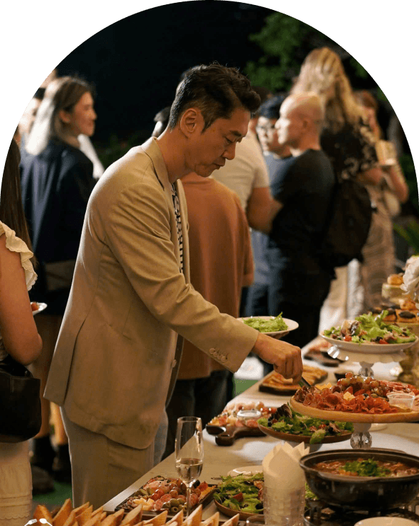 Khách hàng lấy đồ ăn